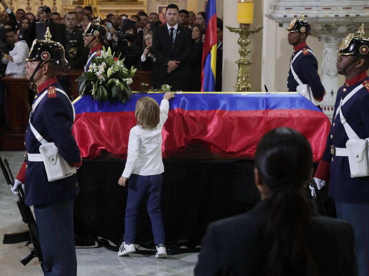 El emotivo gesto de Alejandro a su padre, el senador Miguel Uribe Turbay, durante funeral