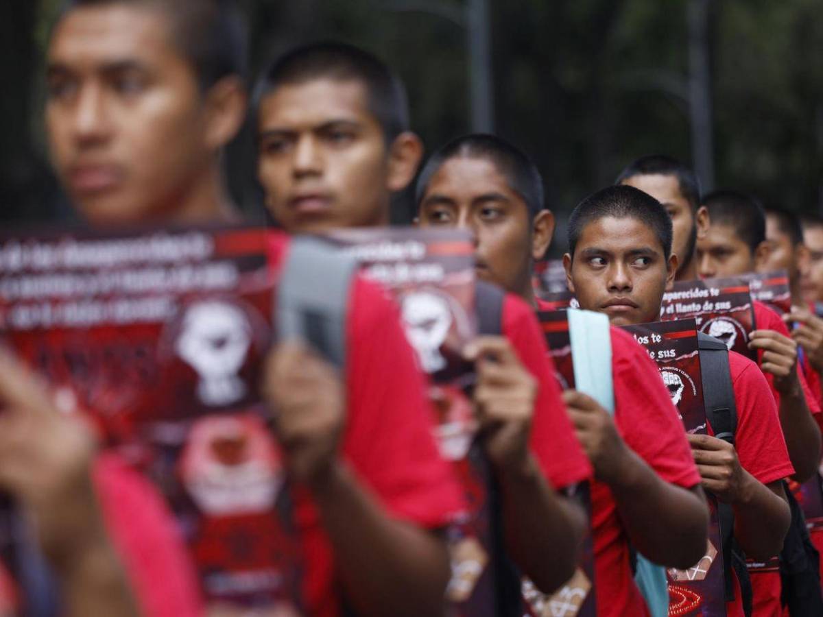 Familias de los 43 de Ayotzinapa marchan en México a 12 años de su desaparición