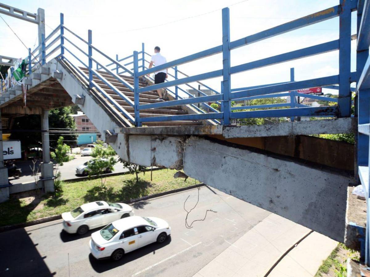 Enormes grietas y deterioro en el puente peatonal del Central y en el Hato de Tegucigalpa