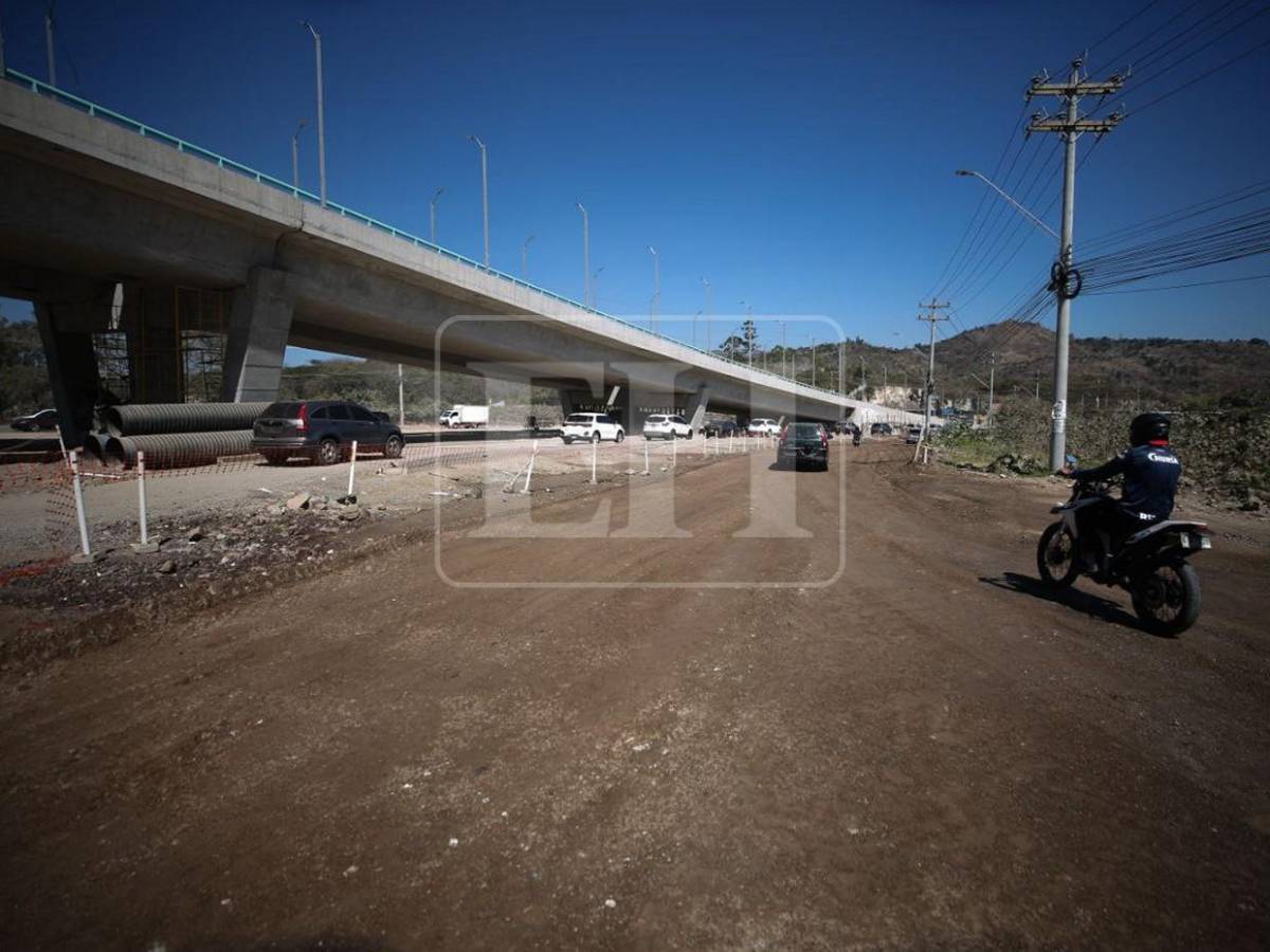 Aplican capa asfáltica en vías adyacentes al puente Papa Francisco