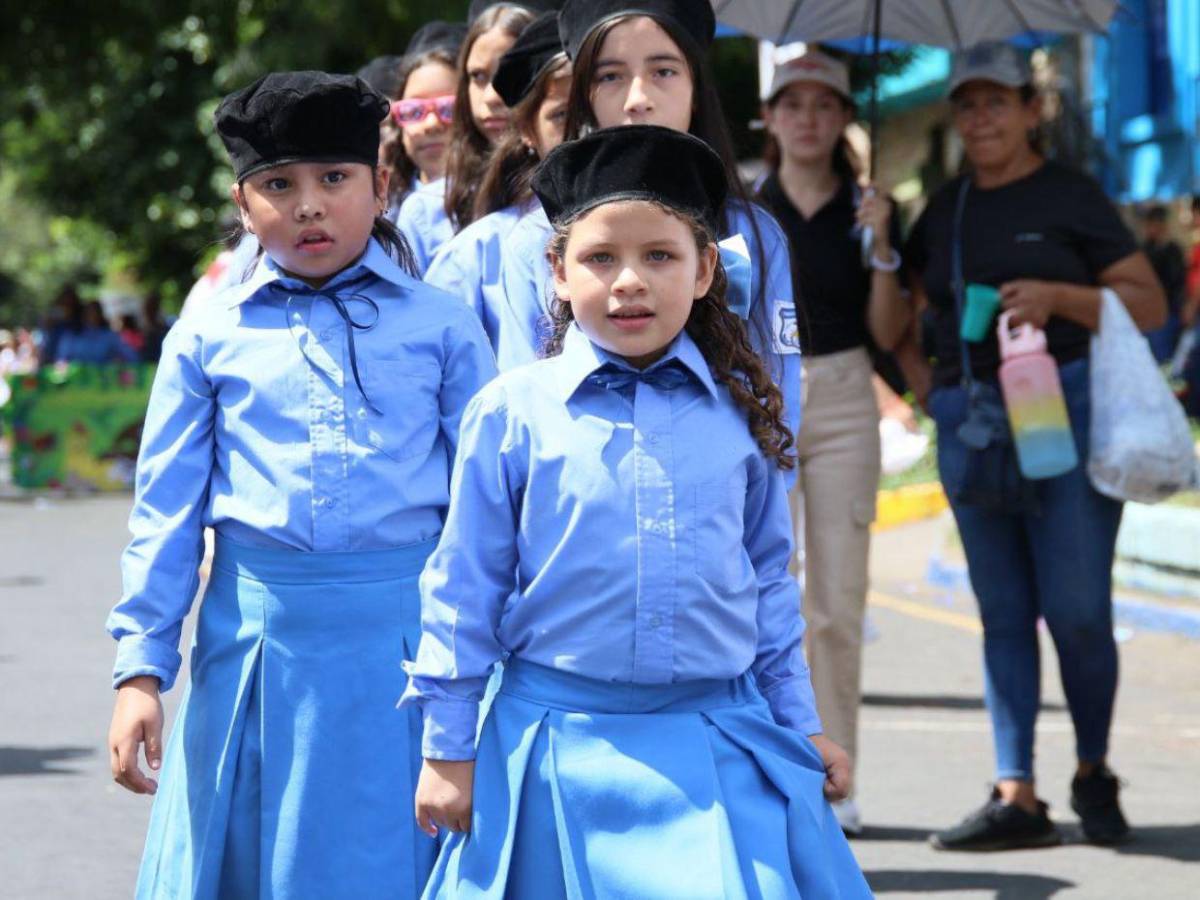 Niños con talentos diversos brillan en los desfiles patrios con entusiasmo y alegría