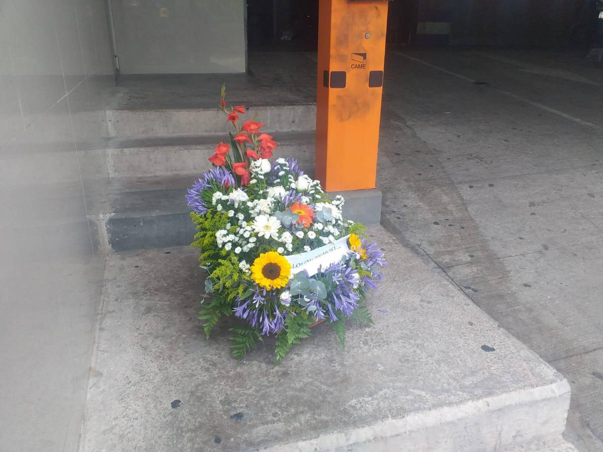 Un arreglo floral y silencio, así se encuentra escena donde asesinaron al hijo del expresidente “Pepe” Lobo