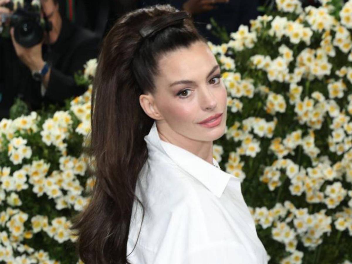 ¿Cirugía o buena genética? Fans reaccionan al nuevo rostro de Anne Hathaway