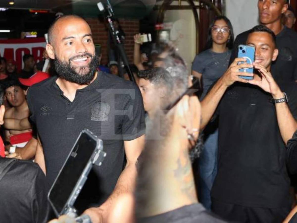 ¡Alegría de Espinel y selfie de Edwin! Banderazo de la Ultra Fiel a Olimpia previo a la gran final