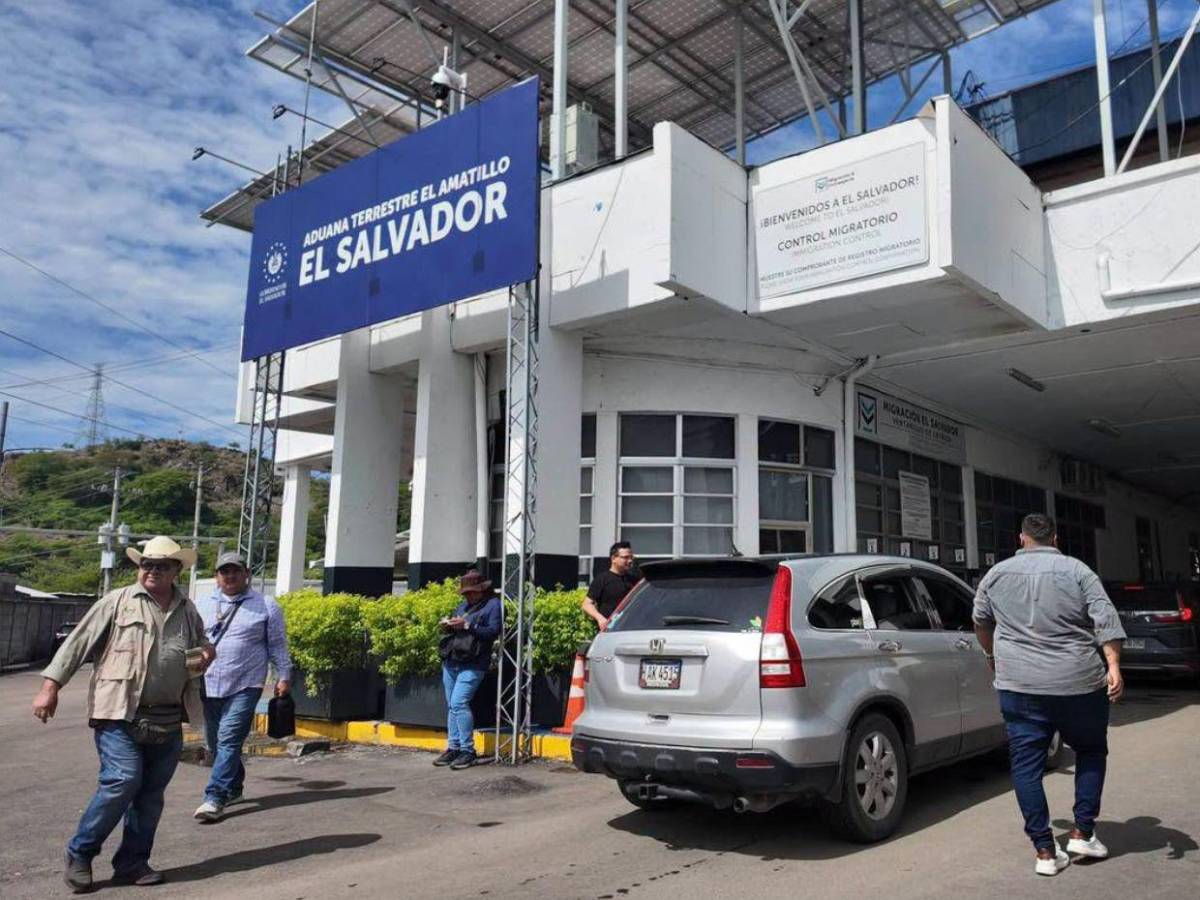 ¡Hasta diputados se fueron! Miles de hondureños vacacionan en El Salvador