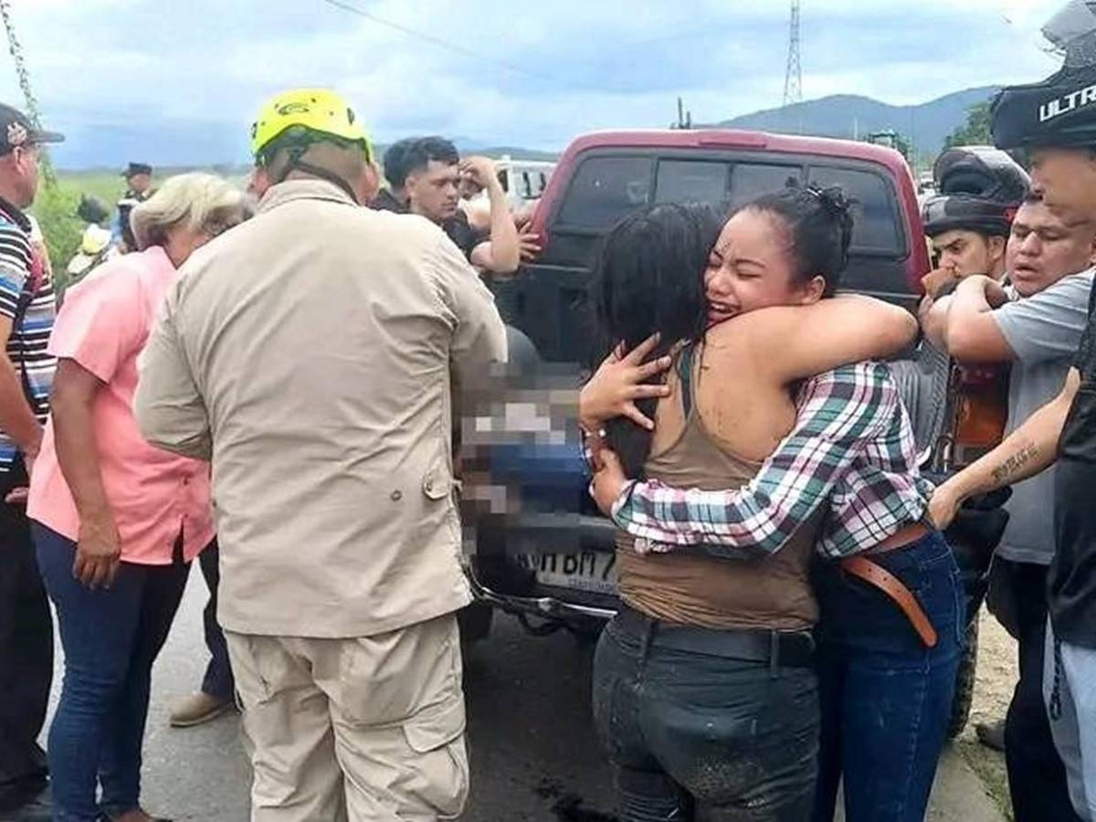 Dramática escena tras muerte de tres niños y dos adultos en volcamiento en Puerto Cortés
