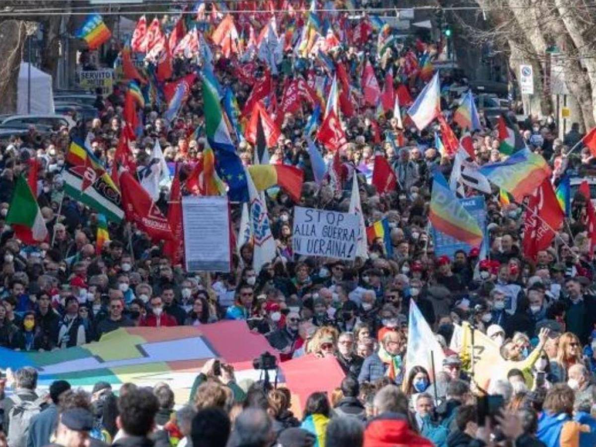 Miles de personas marchan en Italia para reclamar la paz en Ucrania