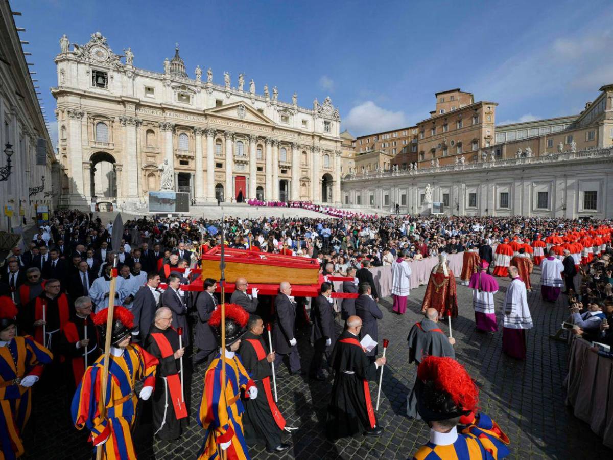 Solemne procesión: así se trasladó el cuerpo del papa Francisco a la Basílica de San Pedro Solemne procesión: así se trasladó el cuerpo del papa Francisco a la Basílica de San Pedro