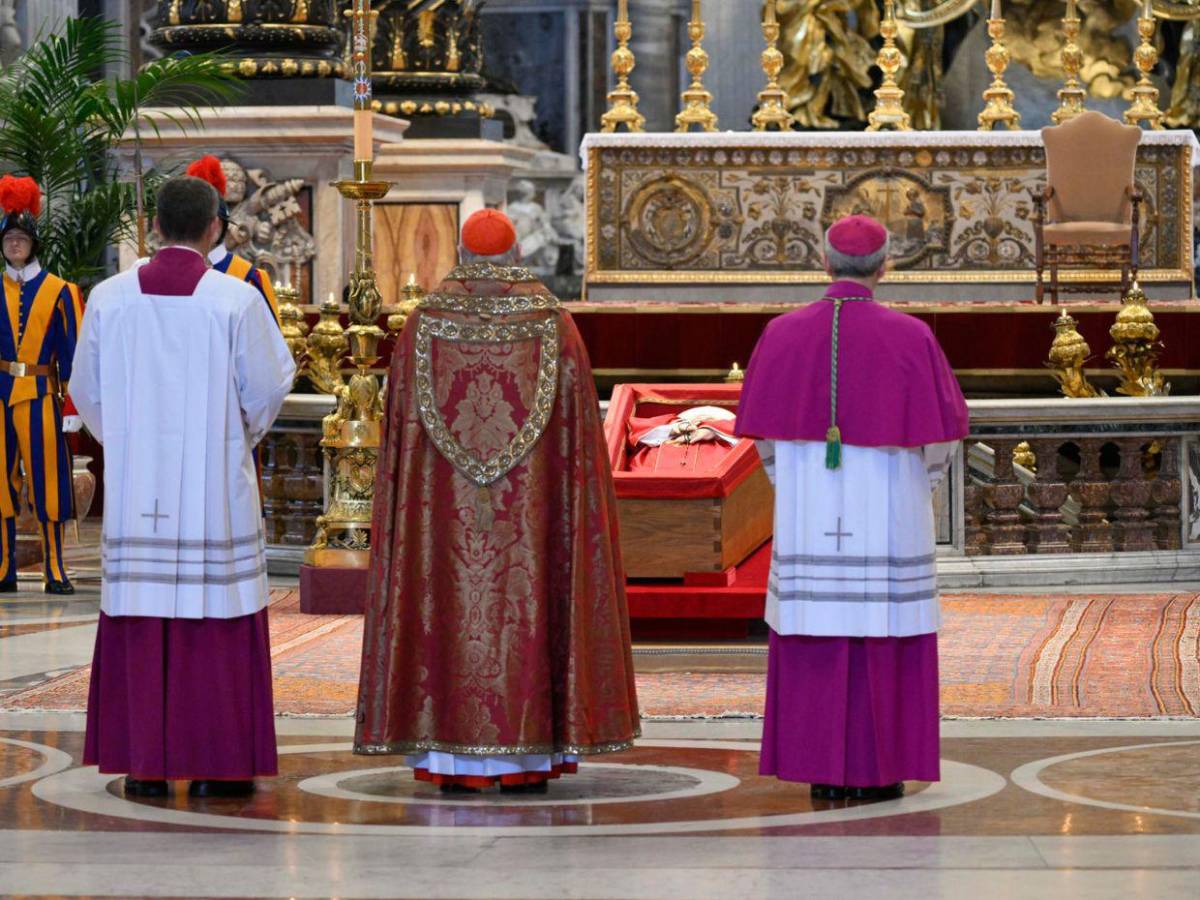 Solemne procesión: así se trasladó el cuerpo del papa Francisco a la Basílica de San Pedro Solemne procesión: así se trasladó el cuerpo del papa Francisco a la Basílica de San Pedro
