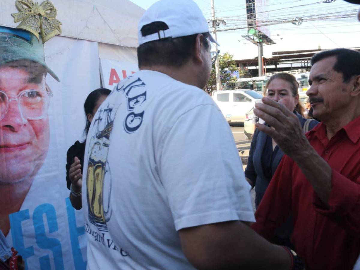 Familias con mascotas y niños respaldan a Jorge Aldana en campamento frente al Infop
