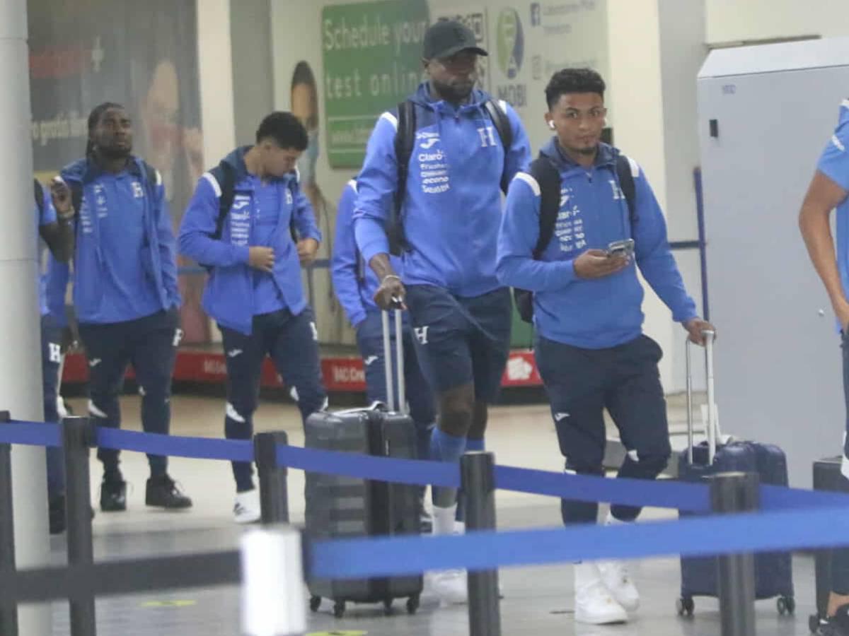 Con cara de pocos amigos llegan jugadores de Honduras tras derrota con Nicaragua