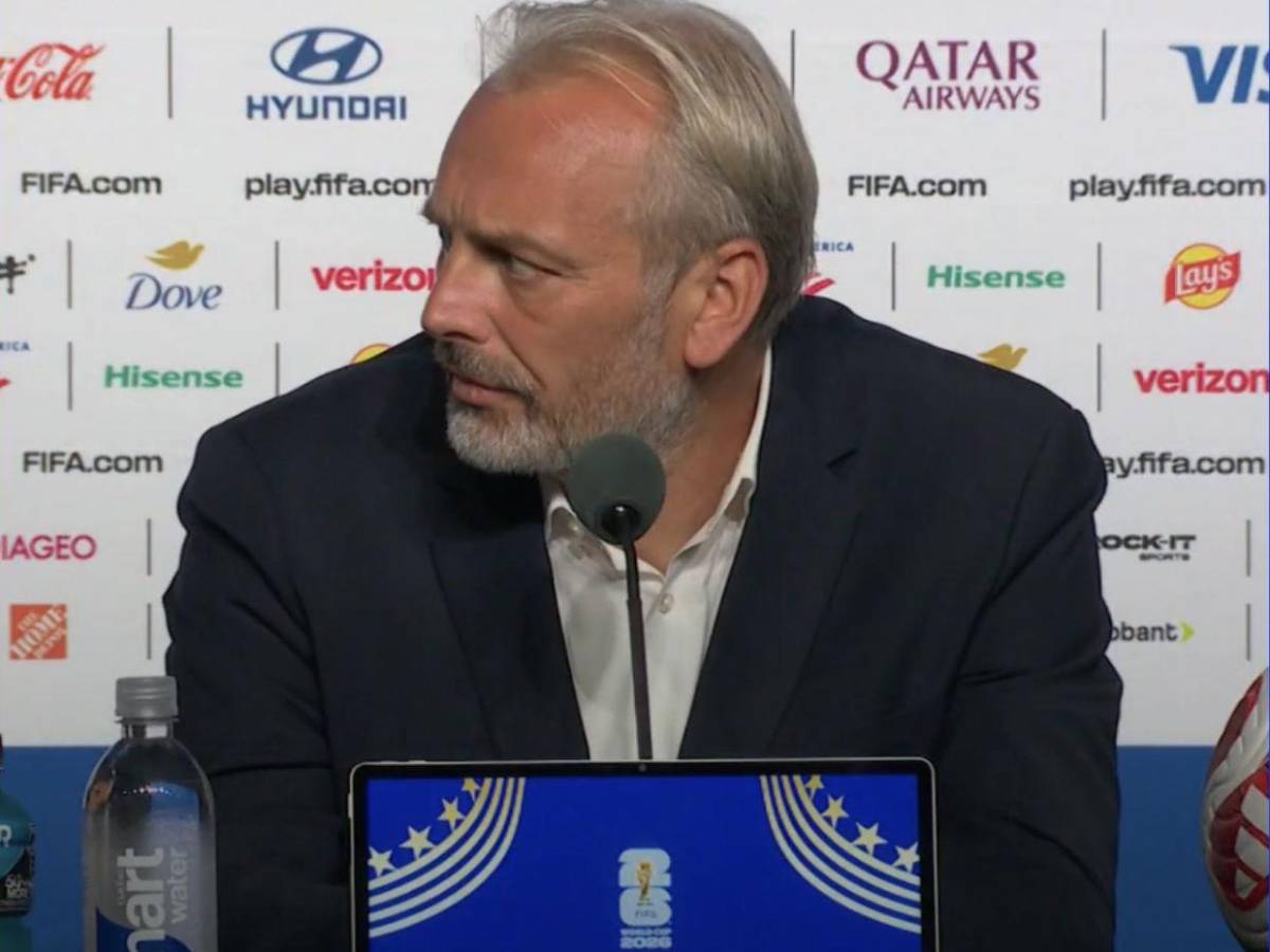 Eliminaron a su selección del Mundial y en conferencia notificaron la muerte de su padre
