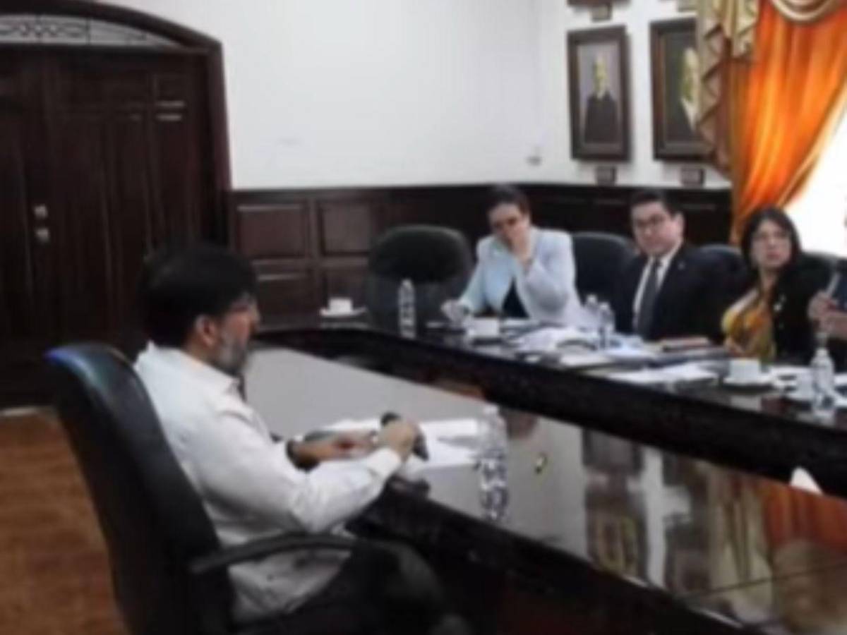 En fotos: Johel Zelaya responde ante comisión investigadora en proceso de juicio político