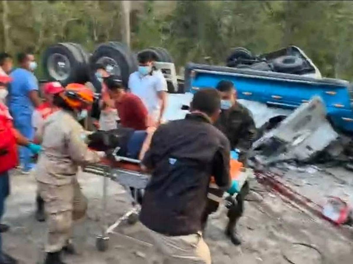 Hay al menos ocho muertos: dramático rescate de víctimas de accidente en Quimistán