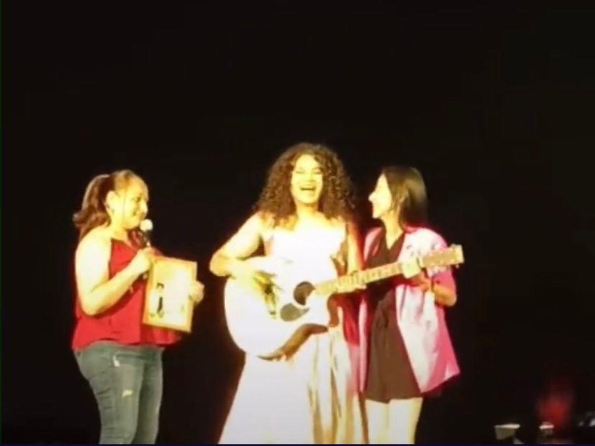Así fue el momento en el que Cesia recibió la guitarra por parte de sus fans.