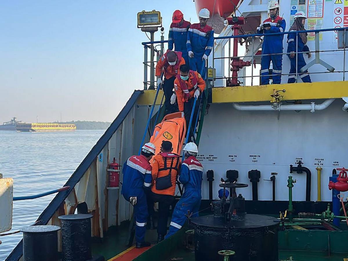 Indonesia localiza semihundido a barco naufragado que deja 6 muertos y 129 desaparecidos