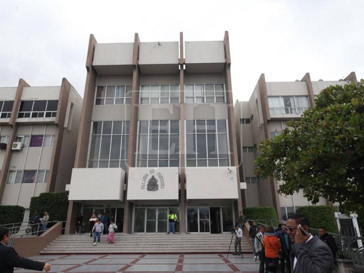 Con cobijas y bien abrigados: llegan detenidos a su audiencia por caso Sedesol