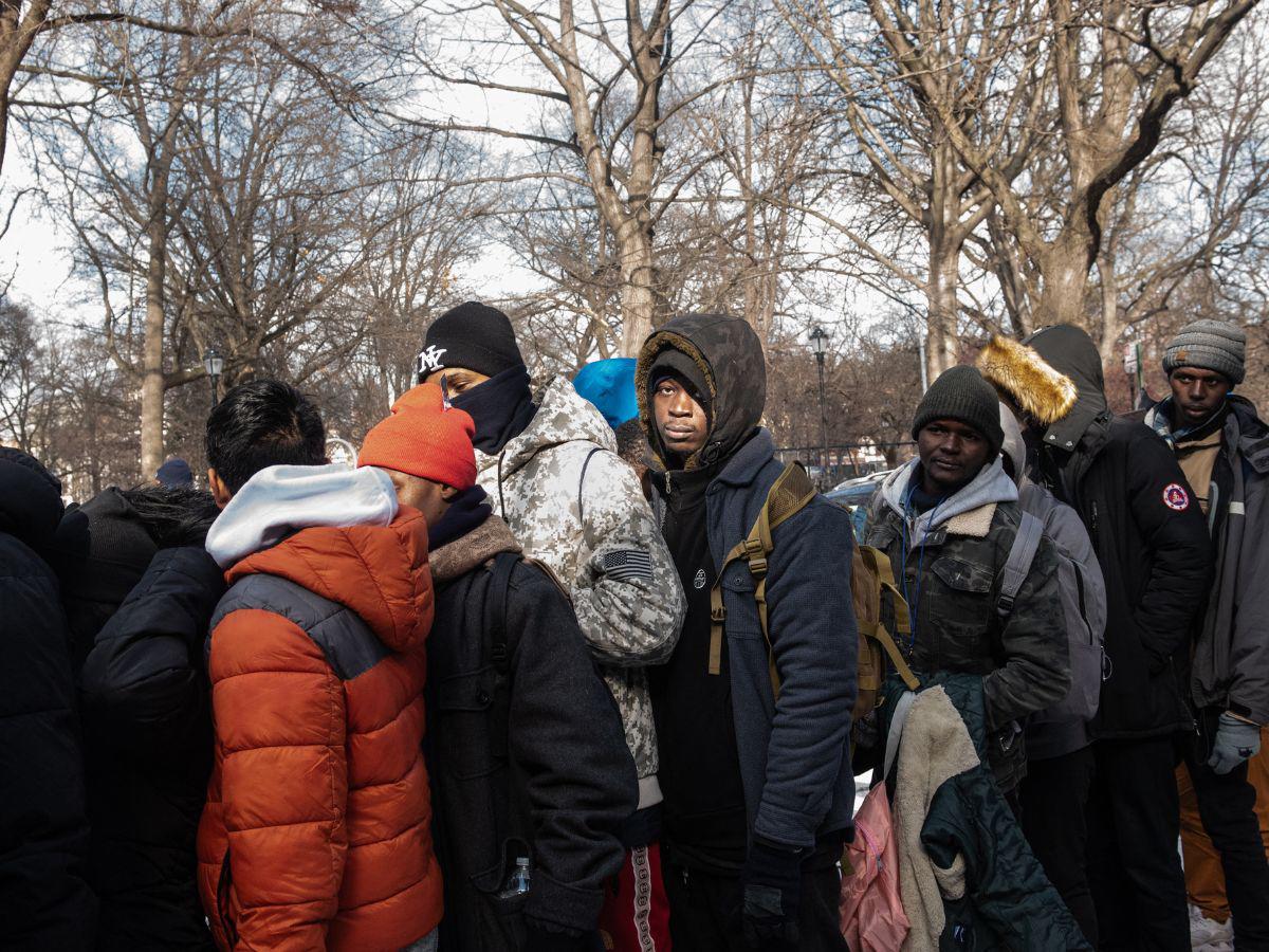 Migrantes acampan afuera de albergue de Nueva York pese bajas temperaturas