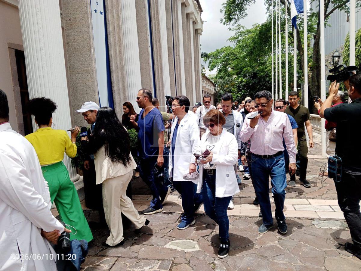 No tenemos miedo: Médicos llegan a Casa Presidencial para exigir respuestas a sus demandas