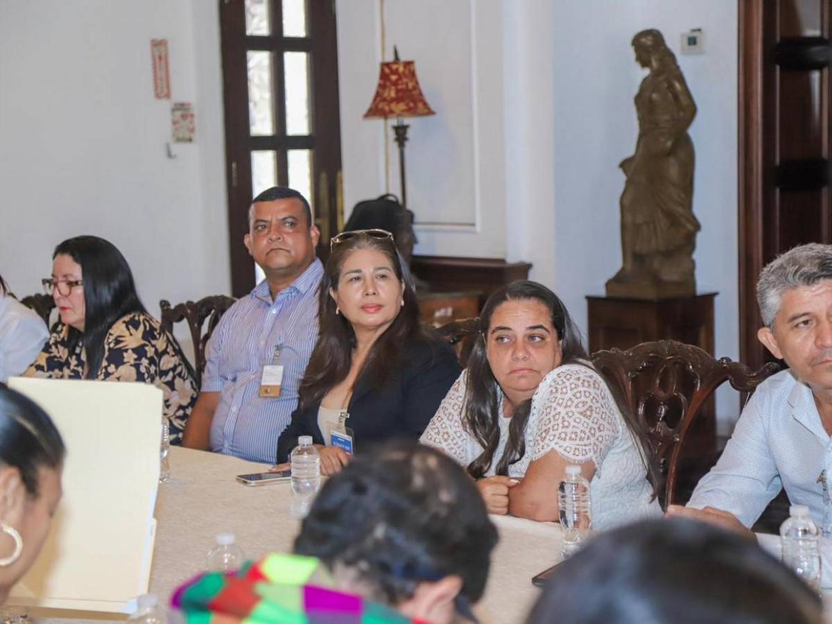 ¿Quiénes integran la mesa de diálogo entre gobierno y magisterio?