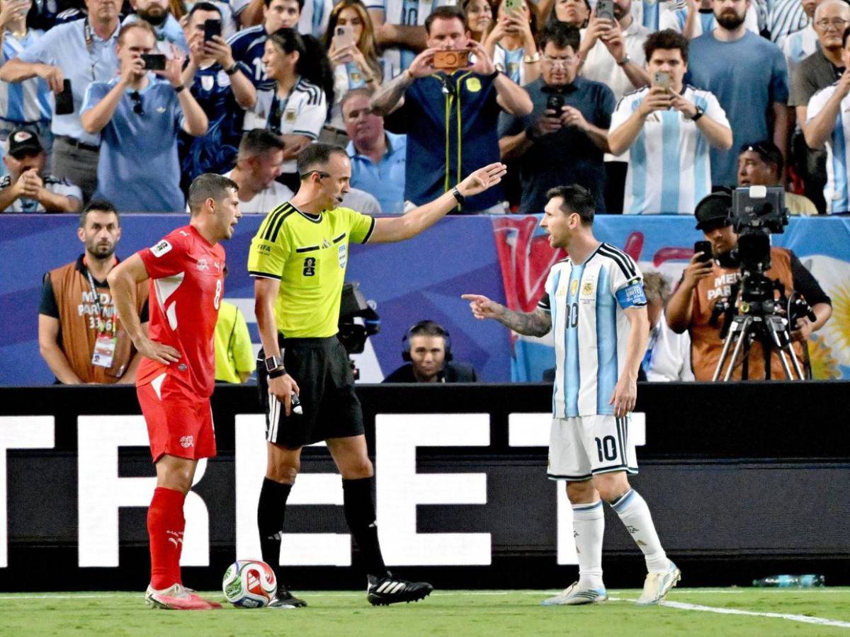 No se vio en TV: La advertencia que Messi le hizo al árbitro y la indignación de Suiza ante Argentina