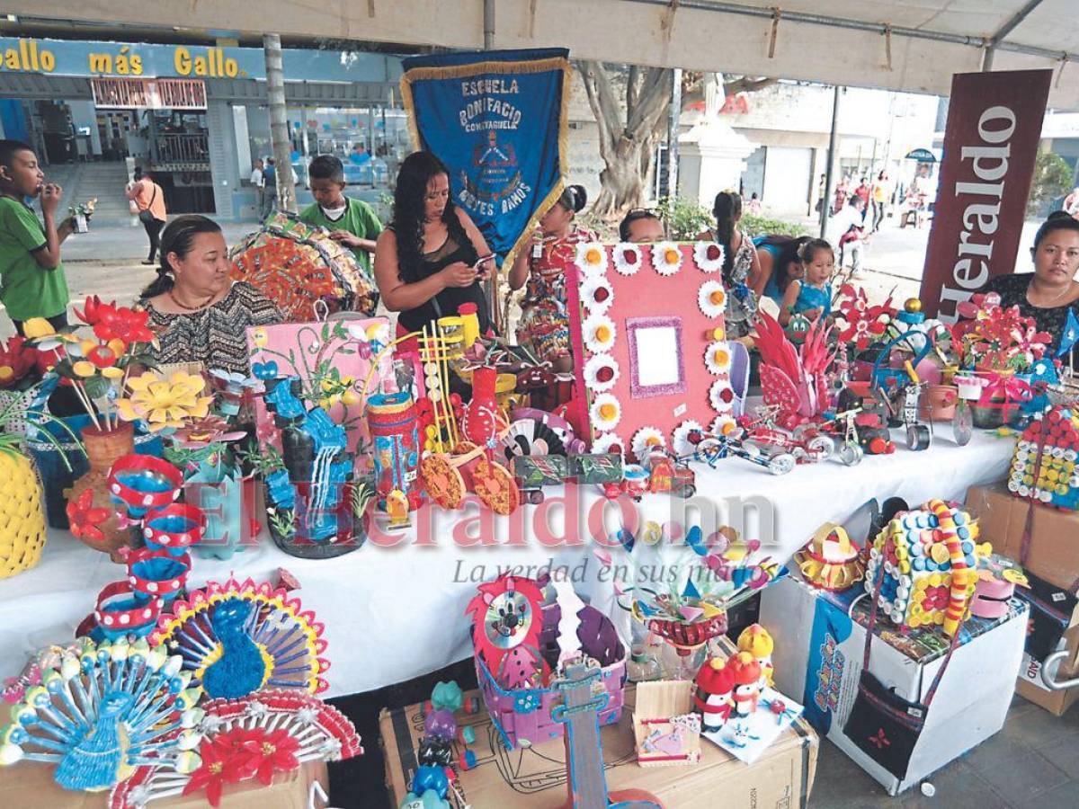 Los trabajos del material reciclado que hacen los niños son expuestos en las escuelas. En la mayoría se observan productos decorativos y de uso personal.