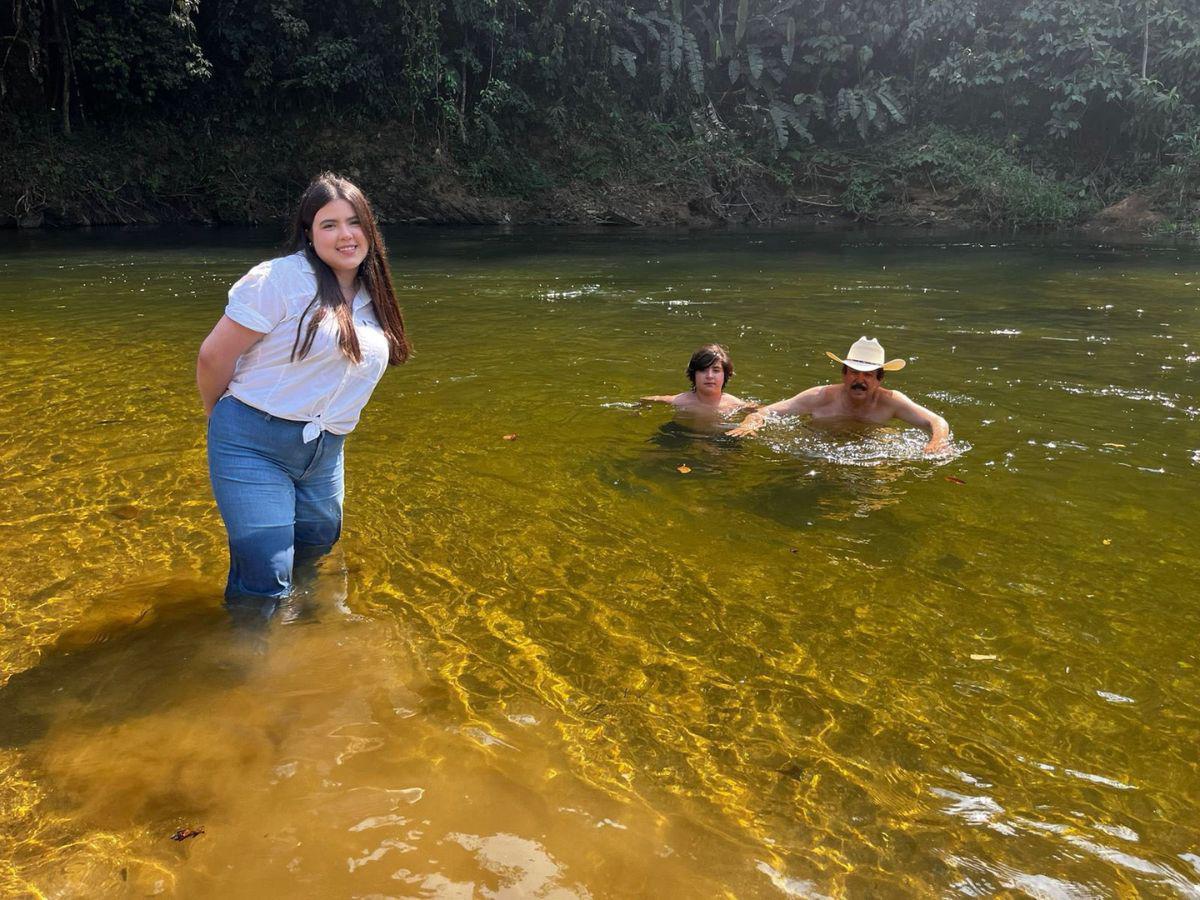 Con sombrero y nadando: familia presidencial pasa Semana Santa en ríos de Olancho