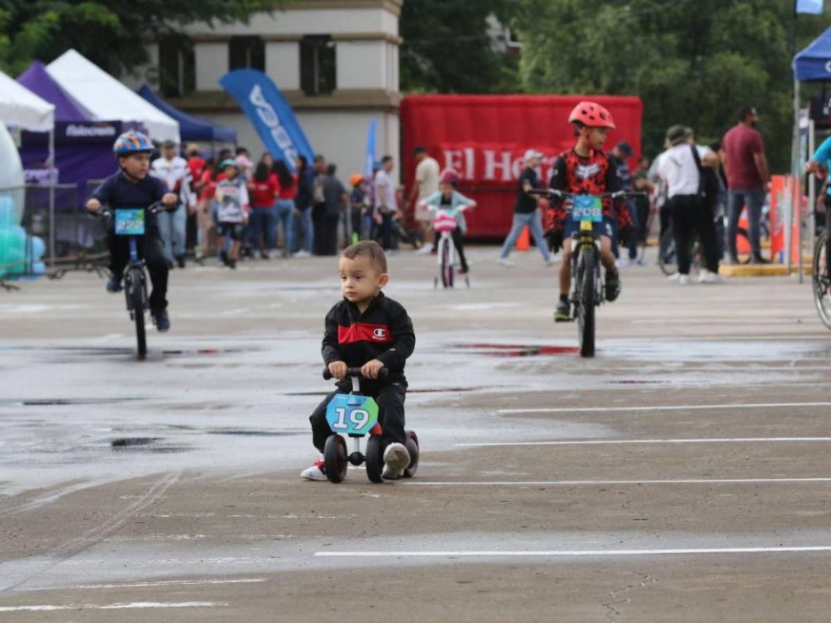 A Jayson Andre Lagos nada lo para en la Vuelta Ciclística Infantil 2025