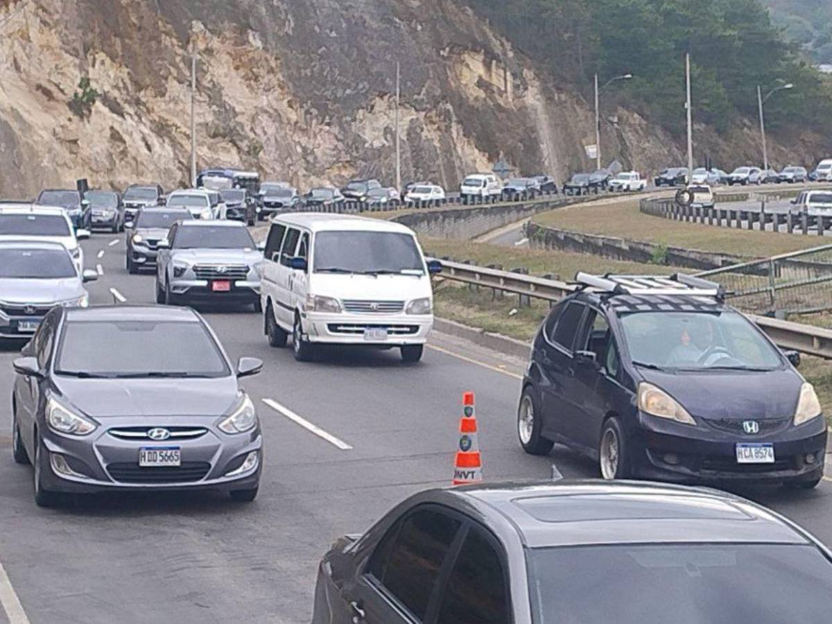 En caravanas y con retenes policiales, viajeros comienzan retorno a Tegucigalpa En caravanas y con retenes policiales, viajeros comienzan retorno a Tegucigalpa