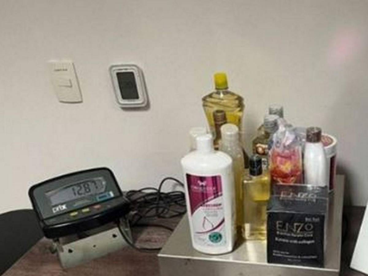 ¿Cocaína líquida? Buscan droga en 40 barriles de grasa industrial decomisados en Naco