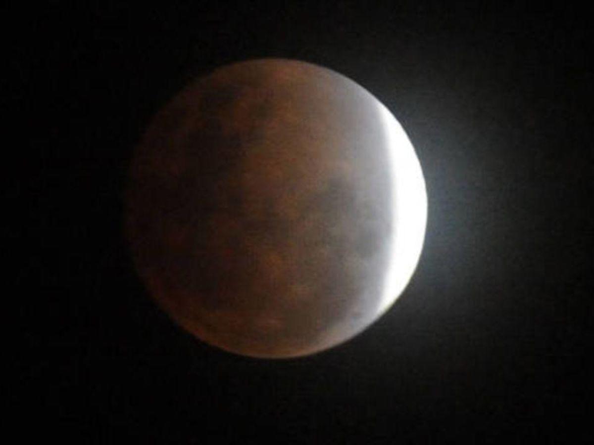 Representación de un eclipse lunar parcial.