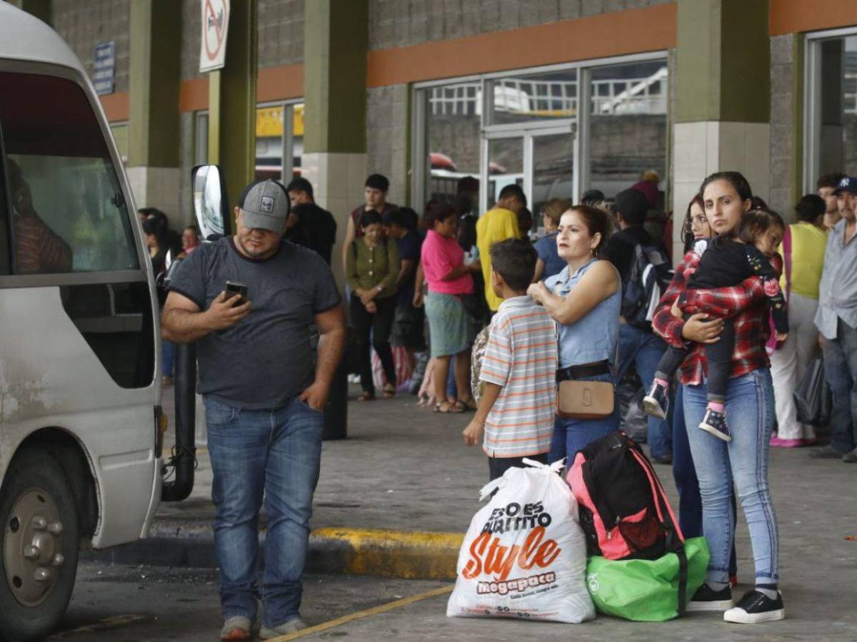 Sampedranos abarrotan la Central Metropolitana a horas de elecciones generales
