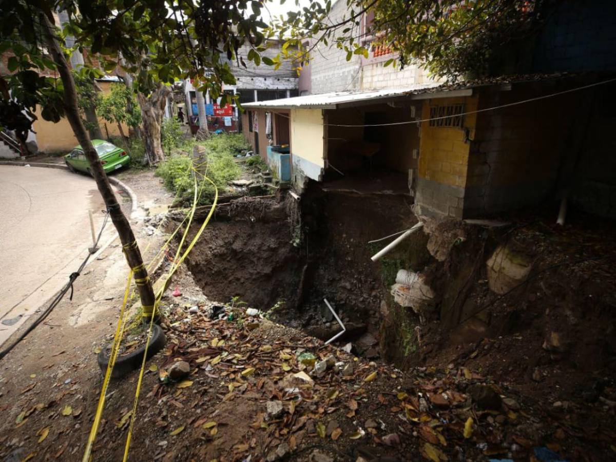 Enorme socavón pone en peligro a vecinos de la colonia Centroamérica Oeste