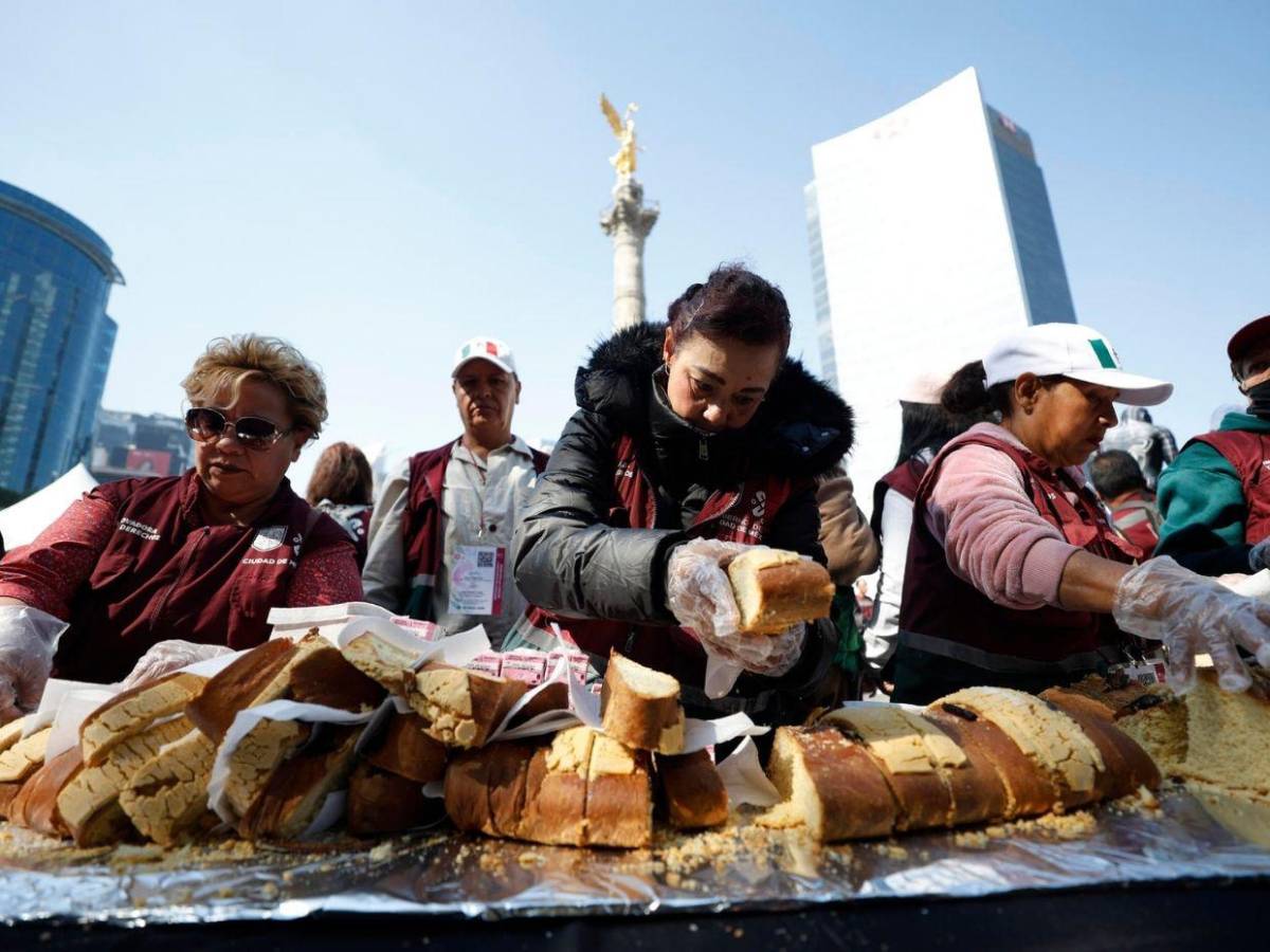Entre sonrisas y filas interminables, miles disfrutan la mega rosca de Reyes en CDMX