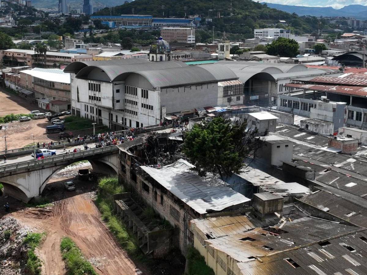 Vista aérea del desastre provocado por incendio en mercado aledaño a Las Américas