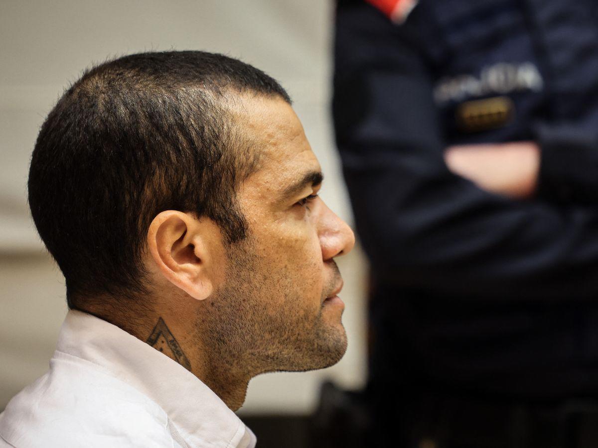 Dani Alves paga millonaria fianza y podrá salir de prisión por caso de violación