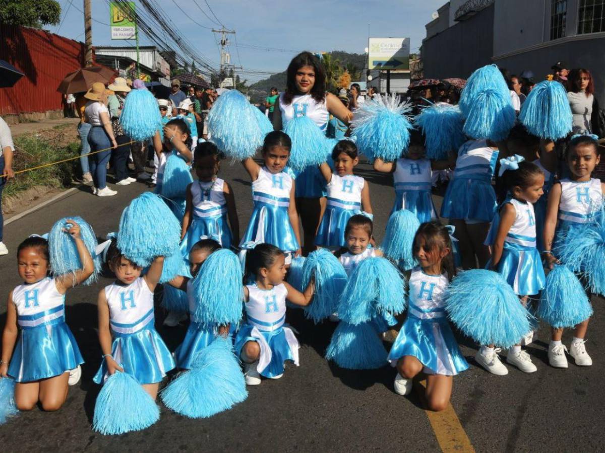 Portando los colores patrios, niños de preescolar rinden homenaje a Honduras