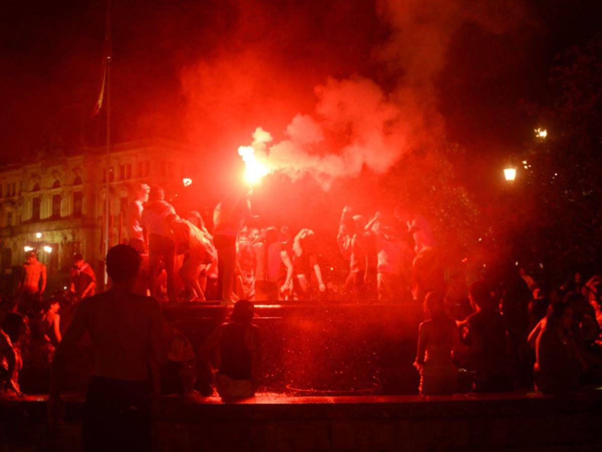 Lágrimas de felicidad y algarabía en las calles: así celebra España su segunda Copa del Mundo