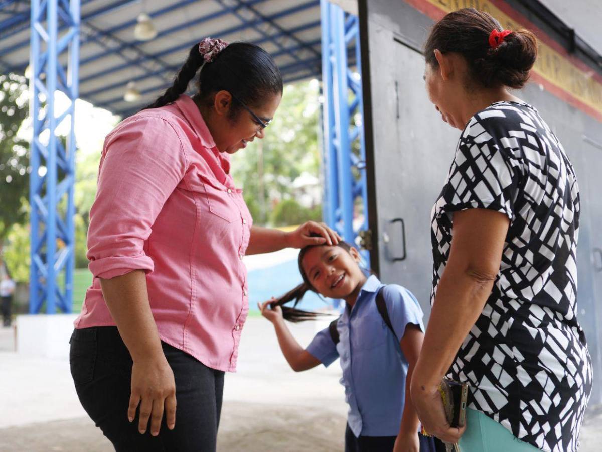 Orden y disciplina, las nuevas normas que usan las escuelas públicas en El Salvador