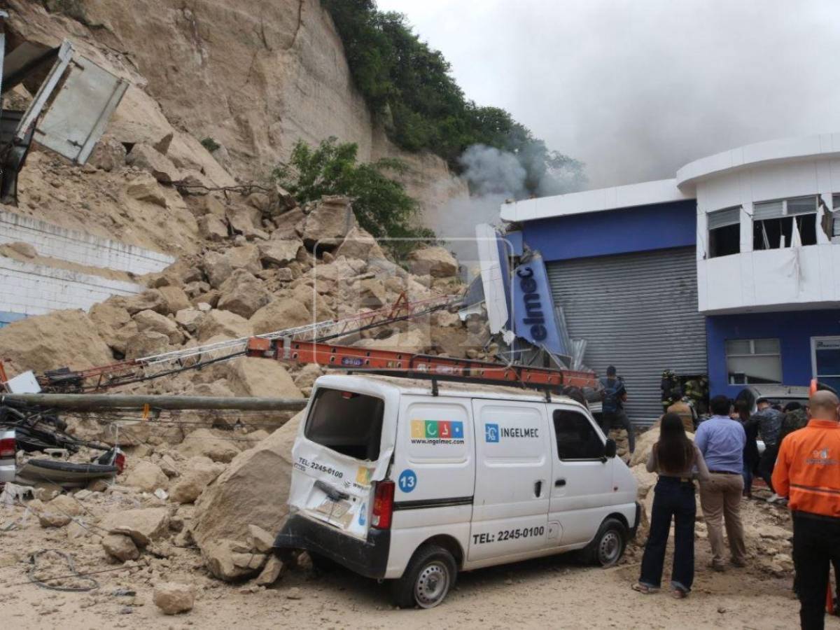 Titánica labor de bomberos, FF AA y policías para rescatar a personas atrapadas en bodegas