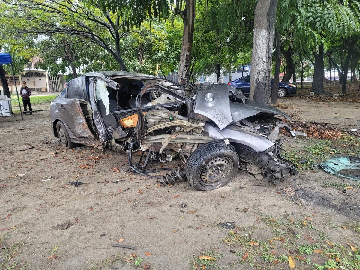 Toda la parte frontal del vehículo se hizo añicos.