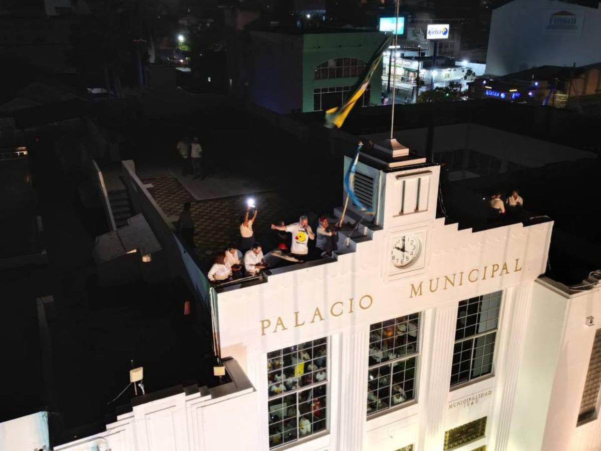 Sampedranos llegan al Palacio Municipal para mostrar su apoyo a Roberto Contreras