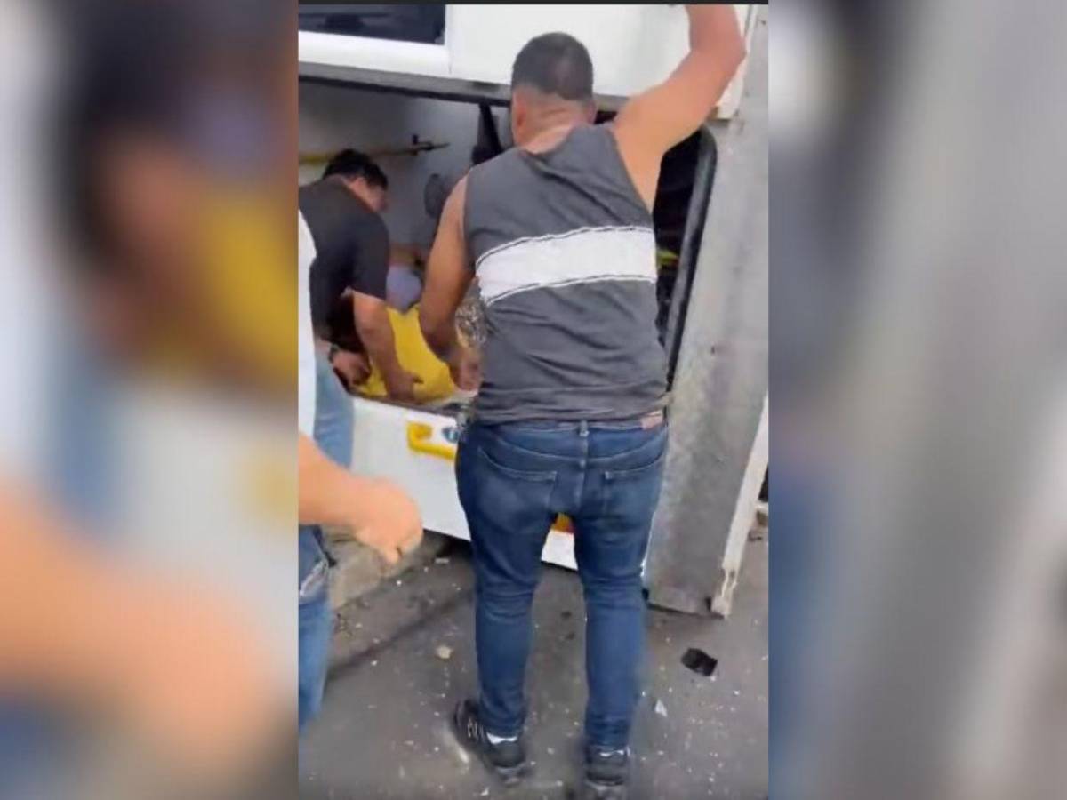 Sobre la acera quedó ambulancia tras impacto con rapidito en Comayagüela