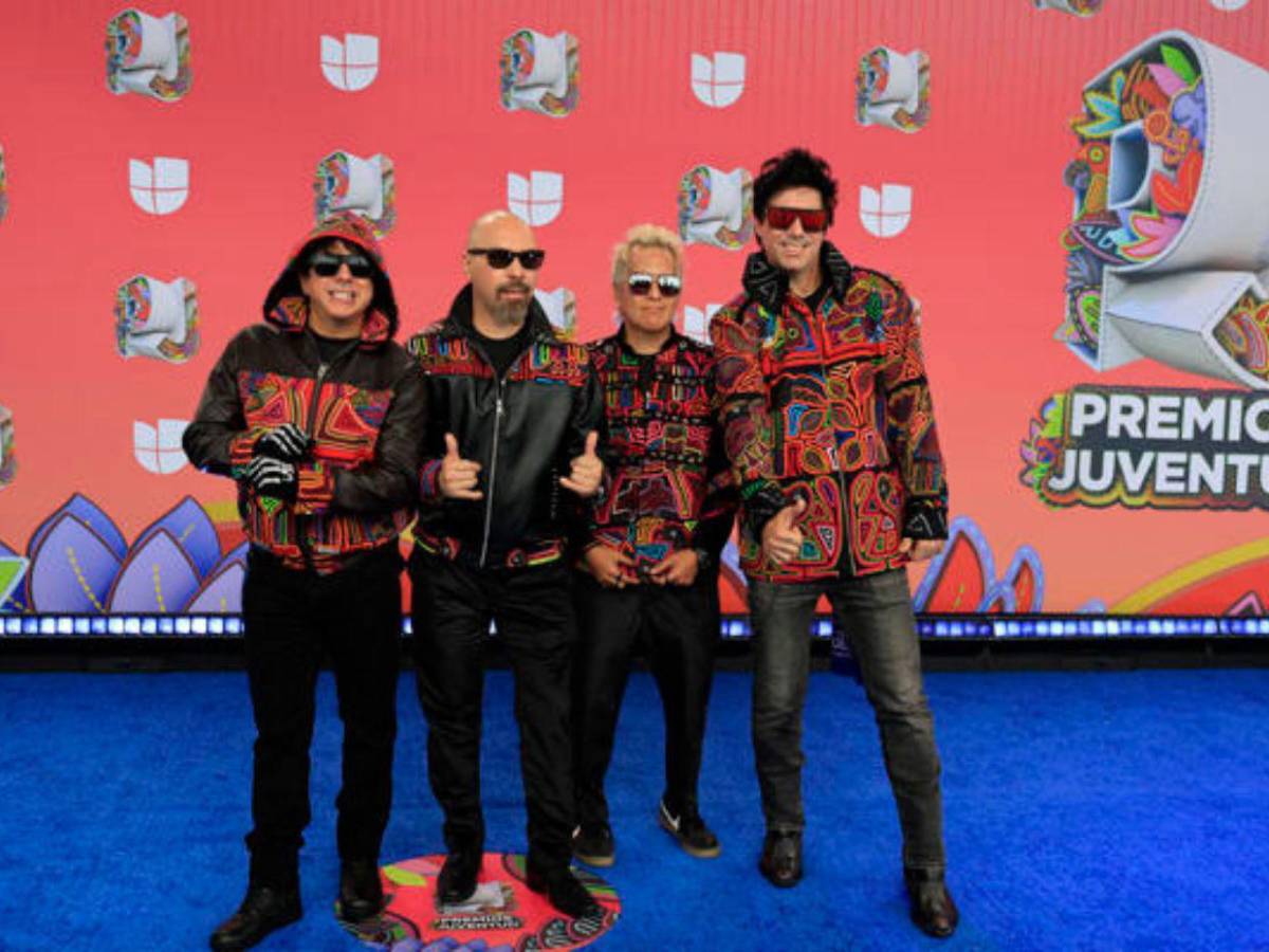 Así lucieron los famosos en la alfombra azul de Premios Juventud