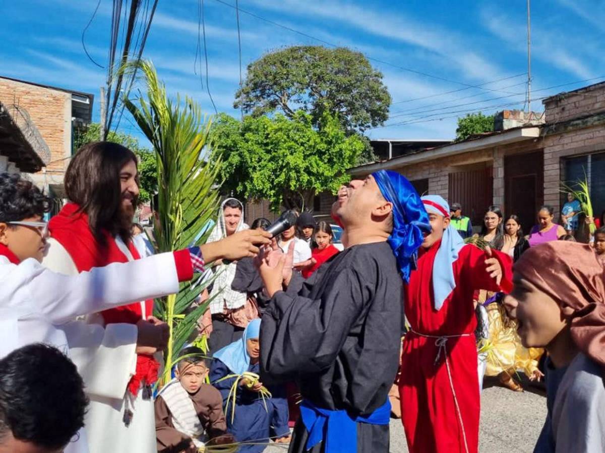 Bendito el que viene en nombre del Señor, así celebró Domingo de Ramos la iglesia El Calvario de Villa Adela Bendito el que viene en nombre del Señor, así celebró Domingo de Ramos la iglesia El Calvario de Villa Adela