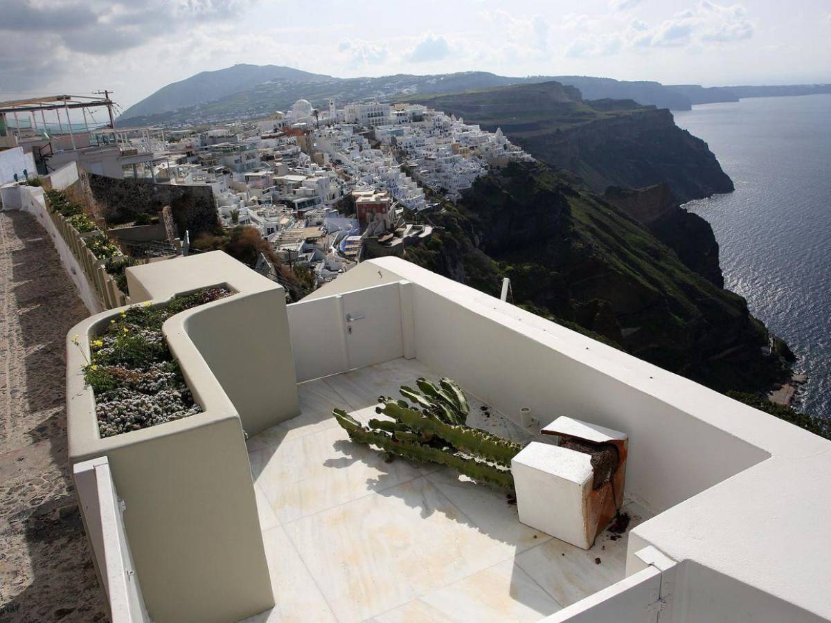 Miles de personas huyen de Santorini por constantes terremotos