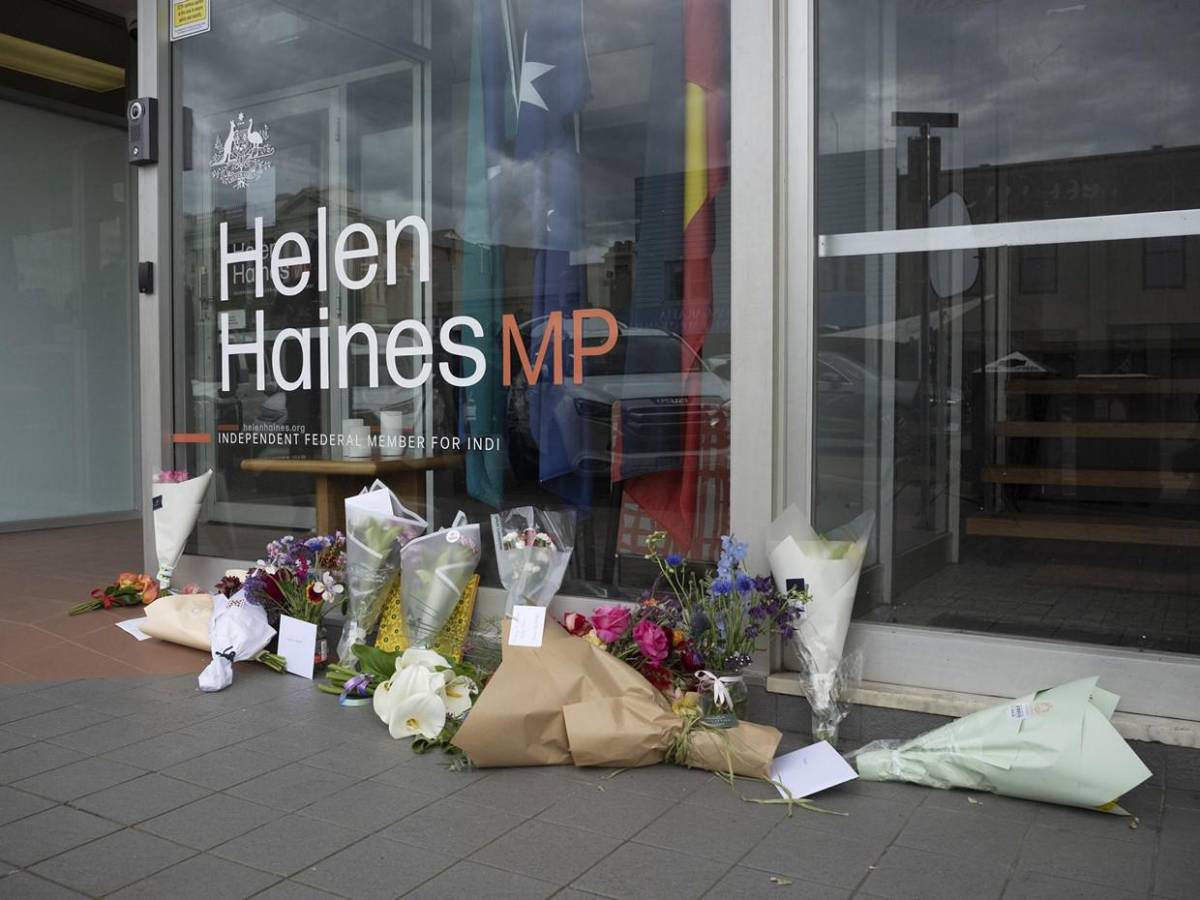 ¿Quién es Helen Haines, la diputada australiana que perdió una pierna en un atropello?