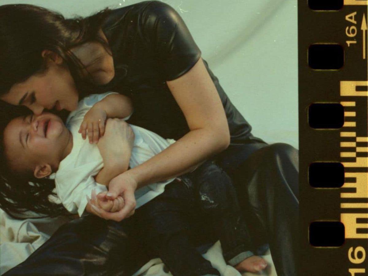 Kylie Jenner muestra el rostro de su bebé por primera vez y revela su nombre