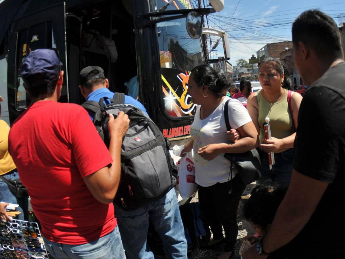 Capitalinos llenan terminales de buses para vacacionar durante Semana Santa Capitalinos llenan terminales de buses para vacacionar durante Semana Santa