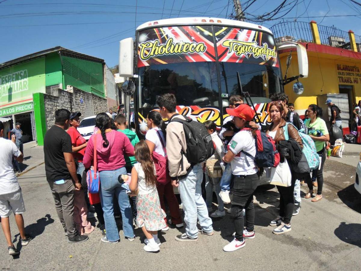 Capitalinos llenan terminales de buses para vacacionar durante Semana Santa Capitalinos llenan terminales de buses para vacacionar durante Semana Santa